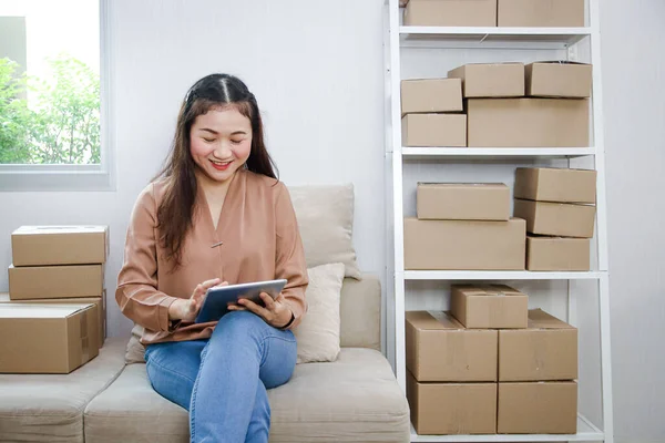 Los Jóvenes Empresarios Hacen Negocios Línea Entregan Productos Por Correo — Foto de Stock