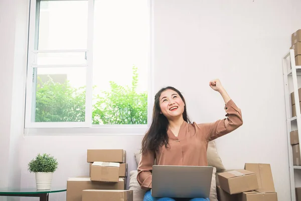 Los Jóvenes Empresarios Hacen Negocios Línea Entregan Productos Por Correo — Foto de Stock