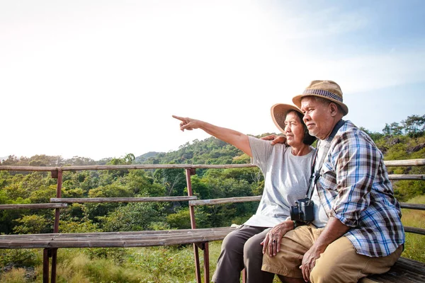 资深亚洲夫妻远足 退休生活快乐健康 可以看到新鲜的大自然 老年人健康旅游的概念 带有复制空间 — 图库照片