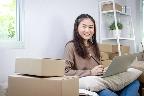 Empresarios Adolescentes Haciendo Negocios Línea Entregando Productos Por Correo Está — Foto de Stock