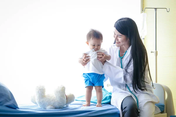 Femme Médecin Examine Petit Garçon Asiatique Patient Lit Dans Une — Photo