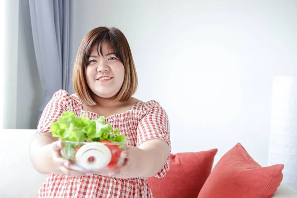 Dikke Aziatische Vrouwen Dragen Een Kopje Salade Greens Gewicht Verliezen — Stockfoto