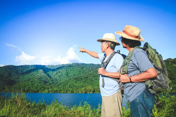 Casal Asiático Sênior Trekking Viajar Viver Uma Vida Feliz Aposentadoria — Fotografia de Stock