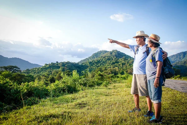 Casal Asiático Sênior Trekking Viajar Viver Uma Vida Feliz Aposentadoria — Fotografia de Stock
