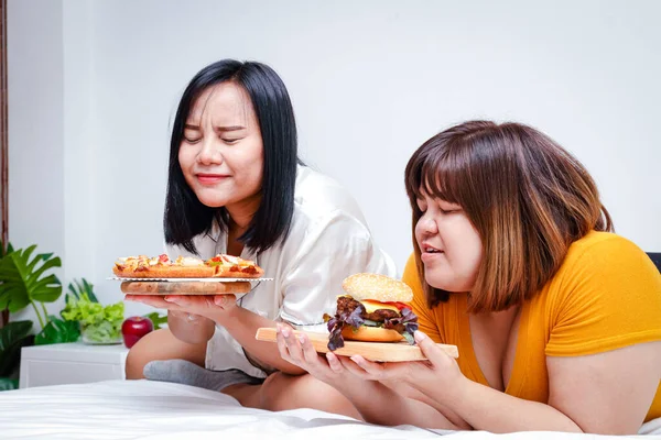 Két Kövér Lány Pizzát Hamburgert Eszik Ágyban Hálószobában Boldog Vagyok — Stock Fotó