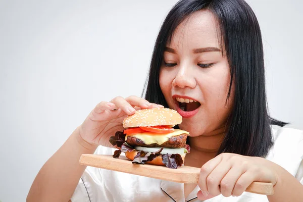 Kövér Ázsiai Nők Nagy Hamburgert Esznek Fehér Háttérrel Egészségügyi Koncepció — Stock Fotó