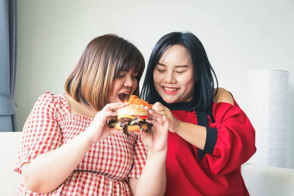Två Feta Kvinnor Asiater Äter Stor Hamburgare Hälsobegrepp Överviktiga Personer — Stockfoto