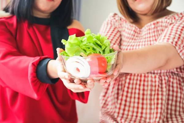 Twee Dikke Vrouwen Die Biologische Salade Aten Een Glazen Beker — Stockfoto