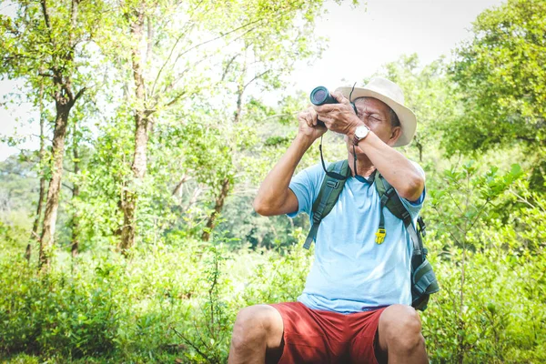 Idosos Asiáticos Homens Viagem Natureza Ele Alegremente Fotografou Vida Selvagem — Fotografia de Stock