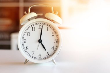 Beyaz saat, sabah 5: 00 veya akşam 17: 00 'de odadaki beyaz masada dinlenerek söyler..