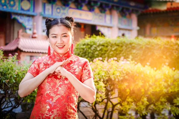 Mulheres Asiáticas Vestindo Cheongsams Vermelhos Para Parabenizar Ano Novo Chinês — Fotografia de Stock