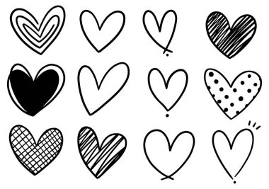 Beyaz arkaplana izole edilmiş el çizimi karalama kalpleri koleksiyonu