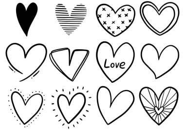 Beyaz arkaplana izole edilmiş el çizimi karalama kalpleri koleksiyonu