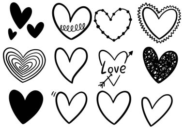 Beyaz arkaplana izole edilmiş el çizimi karalama kalpleri koleksiyonu