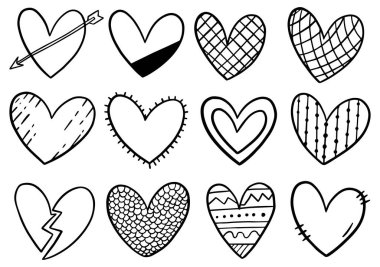 Beyaz arkaplana izole edilmiş el çizimi karalama kalpleri koleksiyonu