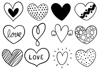 Beyaz arkaplana izole edilmiş el çizimi karalama kalpleri koleksiyonu