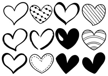 Beyaz arkaplana izole edilmiş el çizimi karalama kalpleri koleksiyonu