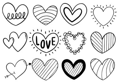 Beyaz arkaplana izole edilmiş el çizimi karalama kalpleri koleksiyonu