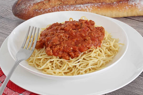 Placa de espaguetis con boloñesa —  Fotos de Stock