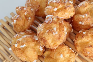 Chouquettes beyaz bir arka plan üzerinde