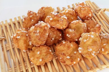 Chouquettes beyaz bir arka plan üzerinde