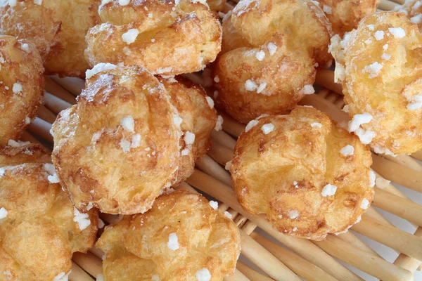 Chouquettes sur fond blanc — Photo