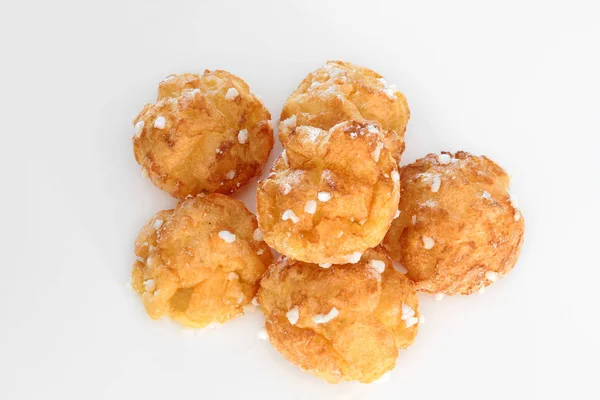 Chouquettes на білому фоні — стокове фото