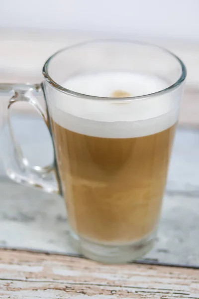 Tasse Cappuccino Auf Einem Holztisch — Stockfoto