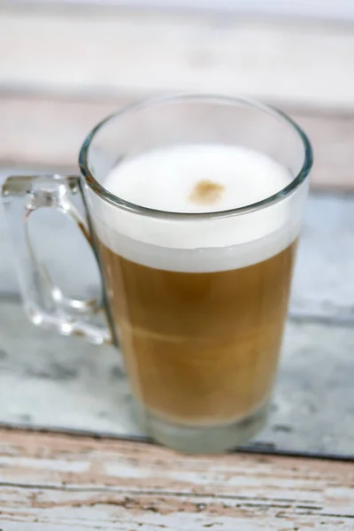 Tasse Cappuccino Auf Einem Holztisch — Stockfoto