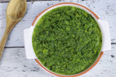 Masada bir tabak doğranmış ıspanak