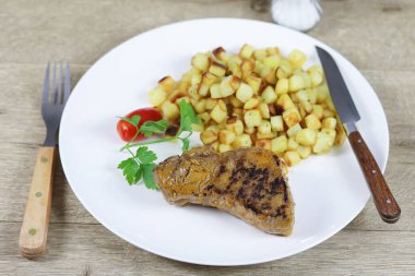 Izgara biftek fileto ve patates kızartması.