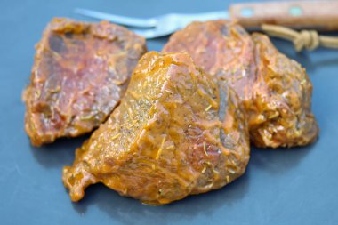 Çiğ ve marine edilmiş sığır filetosu.