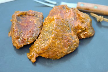 Çiğ ve marine edilmiş sığır filetosu.