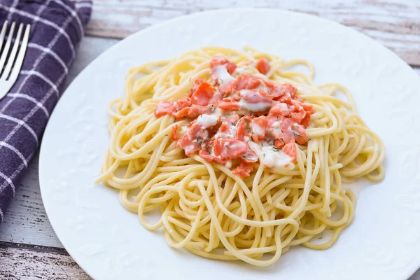 Plato Espaguetis Con Salmón Ahumado Crema — Foto de Stock