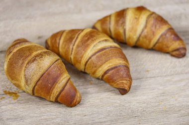 Fransız kruvasanı masada.