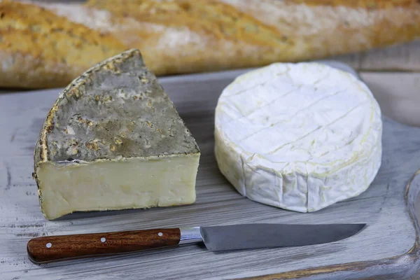 Camembert Tomme Savoie Francouzský Sýr Břidlici Bagetě — Stock fotografie