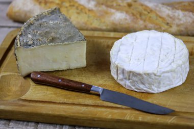 Kaykay ve baget üzerinde Camembert ve Tomme de Savoie (Fransız peyniri)