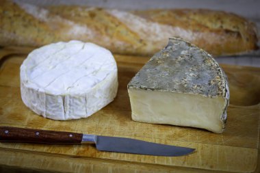 Kaykay ve baget üzerinde Camembert ve Tomme de Savoie (Fransız peyniri)