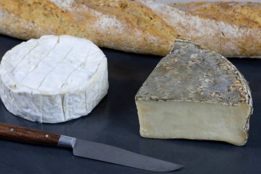 Kaykay ve baget üzerinde Camembert ve Tomme de Savoie (Fransız peyniri)