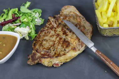 Izgara sığır eti bir kayrak üzerinde entrecote