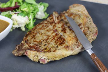 Izgara sığır eti bir kayrak üzerinde entrecote