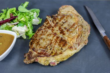 Izgara sığır eti bir kayrak üzerinde entrecote