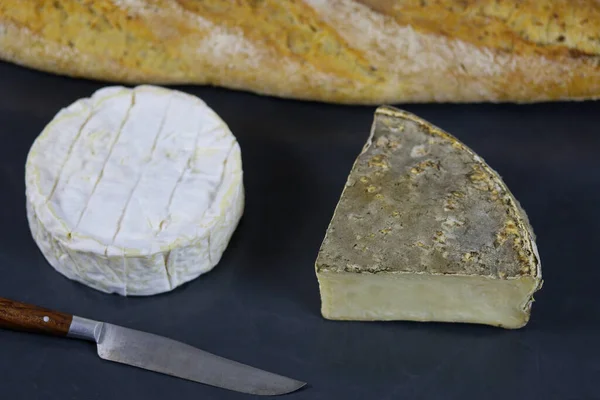 Camembert Tomme Savoie Queso Francés Pizarra Baguette — Foto de Stock