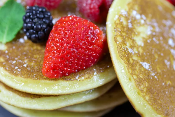 Pfannkuchen Mit Roten Früchten Auf Schiefer — Stockfoto