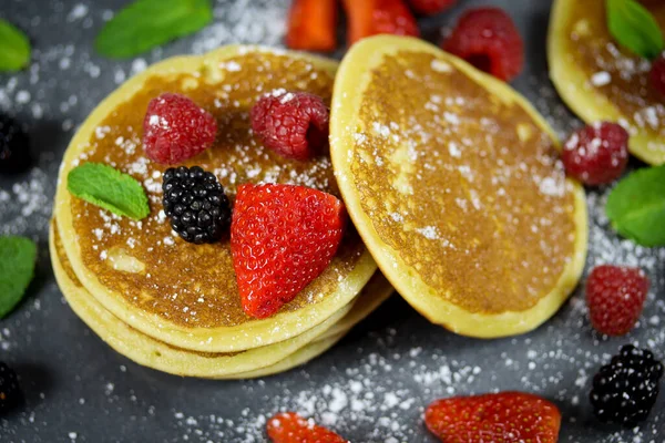 Pfannkuchen Mit Roten Früchten Auf Schiefer — Stockfoto