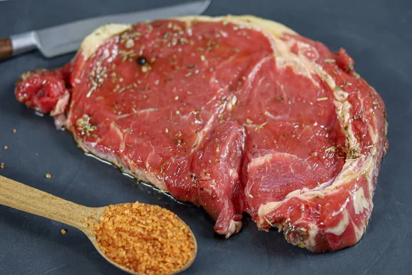 Biefstuk Van Rauw Kruidig Rundvlees — Stockfoto