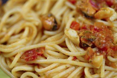 Domates ve deniz ürünleriyle spagetti.