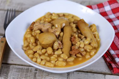 Tahta bir masadaki güveç tabağı.