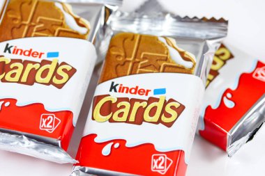 Kinder markasının yaptığı Kinder kart kurabiyeleri kutusu.
