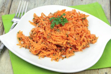 Bir tabak rendelenmiş havuç ve sirke.